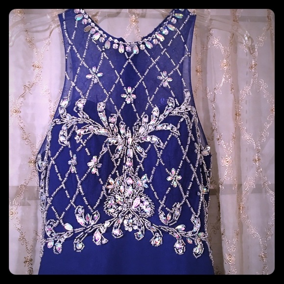 Stunning, sleek and sophisticated prom dress! - Picture 2 of 6